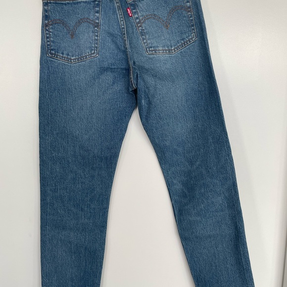 *Fundraiser Levi’s Wedgie. Mid-high rise, med wash, 99% cotton, 1% elastane. - Picture 4 of 5